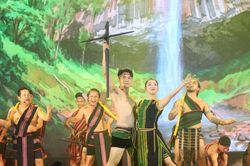 Ðưa vẻ đẹp của đồng bào M'nông lên sân khấu thực cảnh