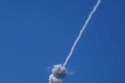 Mỹ và Iran đối đầu quân sự sau vụ trực thăng Apache bị bắn rơi tại eo biển Hormuz