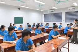 Thí sinh đến các điểm thi làm thủ tục thi tốt nghiệp THPT năm 2026