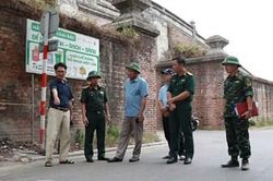 L&atilde;nh đạo th&agrave;nh phố khảo s&aacute;t thực tế khu vực nghi mộ liệt sĩ tập thể
