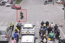 Hà Nội: Camera AI liên tục phát hiện xe máy vượt đèn đỏ bất chấp mức phạt cao