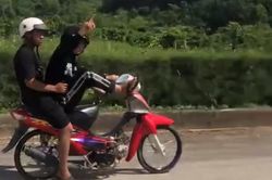 Đăng clip lái xe máy bằng chân lên mạng xã hội, nam thanh niên bị tịch thu phương tiện