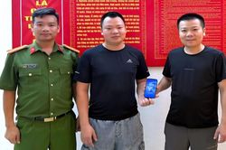 Hỗ trợ người d&acirc;n nhận lại 300 triệu đồng chuyển khoản nhầm