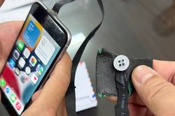 Bắt quả tang thí sinh gắn camera ''cúc áo'', tai nghe siêu nhỏ khi thi sát hạch lái xe