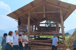 Thẩm tra trong điều kiện địa b&agrave;n rộng, đa số v&ugrave;ng đồng b&agrave;o d&acirc;n tộc thiểu số, bi&ecirc;n giới Lấy &yacute; kiến những người nắm bắt được 'hơi thở' ch&iacute;nh s&aacute;ch