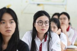 Nụ cười xen lẫn hồi hộp của các sĩ tử trước giờ 'G' thi tốt nghiệp THPT 2026