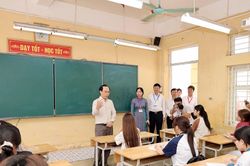 Bộ trưởng Hoàng Minh Sơn thị sát phòng thi tốt nghiệp THPT 2026