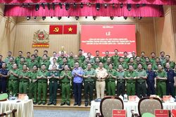 Trao thưởng thành tích xuất sắc triệt phá đường dây ma túy xuyên quốc gia