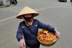 Xử phạt người bán hàng rong phố cổ 'chém' 10 bánh rán giá 430.000