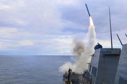 Mỹ và Iran leo thang quân sự tại eo biển Hormuz