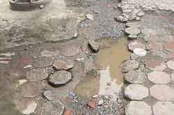Vỉa hè đường Nguyễn Hoàng không đảm bảo an toàn