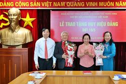 Chi bộ Hội Khuyến học Việt Nam trao tặng Huy hiệu 65 năm và 45 năm tuổi Đảng