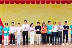 Phường Thục Phán tặng quà, động viên học sinh có hoàn cảnh khó khăn tham gia Kỳ thi tốt nghiệp THPT năm 2026