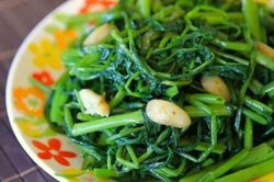 Mẹo xào rau muống xanh ngát, giòn ngon, để lâu không thâm xỉn