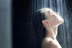 Tắm muộn sau 22h: Thói quen tưởng vô hại nhưng có thể kích hoạt đột quỵ