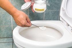 Không cần hóa chất mạnh, 4 nguyên liệu sẵn trong bếp giúp bồn cầu sạch bong, khử mùi hiệu quả