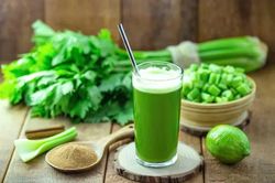 Uống nước ép cần tây mỗi ngày có thực sự tốt? 3 nhóm người nên thận trọng trước khi sử dụng