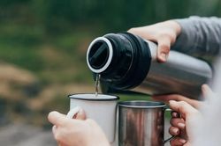 Bình giữ nhiệt tiện lợi nhưng đừng đựng 5 loại đồ uống này kẻo vô tình gây hại sức khỏe