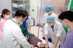 Cơn đau ngực cuối thai kỳ hé lộ nhồi máu cơ tim suýt cướp sinh mạng hai mẹ con