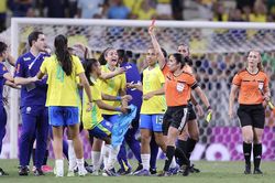 Brazil nhận 8 thẻ đỏ trong 1 trận đấu, cả HLV lẫn cầu thủ đều bị đuổi