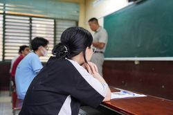 TP.HCM có 8 thí sinh thi phòng riêng, giám thị viết hộ bài