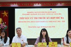 Đại biểu HĐND phường Hoàn Kiếm tiếp xúc cử tri trước Kỳ họp thường lệ giữa năm 2026