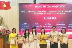 Đảng ủy xã Ngọc Hồi trao giải Cuộc thi chính luận bảo vệ nền tảng tư tưởng của Đảng