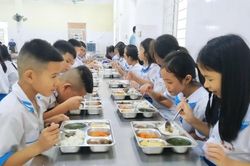 Cách giúp trẻ hình thành thói quen ăn uống lành mạnh trong ngày hè