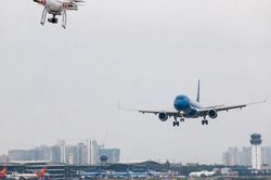 Liên tiếp xảy ra sự cố gần sân bay: Bay drone thế nào để không bị phạt?