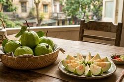 3 nhóm người cần hạn chế ăn ổi và 3 sai lầm cần tránh
