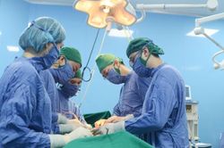 Cắt khối ung thư xâm lấn rộng, bảo tồn chức năng tiết niệu cho người bệnh