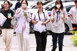 Thí sinh rạng rỡ đi làm thủ tục dự thi tốt nghiệp THPT năm 2026