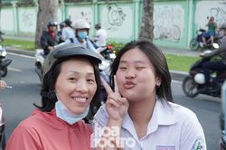 Ngày đầu kỳ thi tốt nghiệp THPT năm 2026: Phụ huynh giấu âu lo làm 'trụ cột'