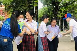 Đề Văn tốt nghiệp THPT 2026: Sĩ tử 2K8 phân tích về 'Những chiếc lá' thế nào?