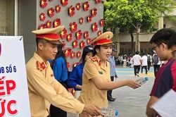 Cảnh sát giao thông Hà Nội đồng hành cùng hơn 129.000 sĩ tử trong ngày thi đầu tiên