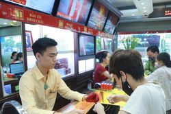 Gi&aacute; v&agrave;ng giảm mạnh: Nh&agrave; đầu tư thận trọng khi 'bắt đ&aacute;y'