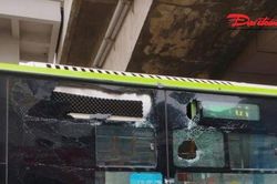 Hà Nội: Mảng vữa từ nhà ga metro Văn Khê rơi trúng xe buýt