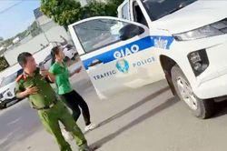 Thí sinh xin đi vệ sinh rồi mang điện thoại vào phòng thi