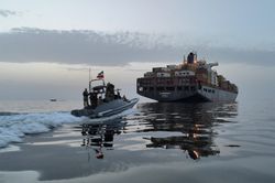 Iran tấn công 18 mục tiêu Mỹ và đóng cửa eo biển Hormuz