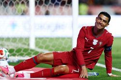 Vẻ mặt Ronaldo nói lên tất cả sau sự cố của Mendes