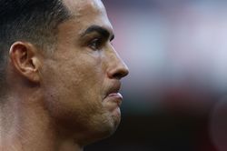Vẻ mặt Ronaldo nói lên tất cả sau sự cố của Mendes