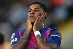 Rashford đáp trả Barcelona