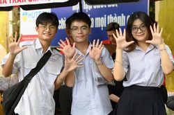 Thí sinh tạo dáng '10 điểm' sau bài thi môn Văn tốt nghiệp THPT