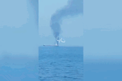 Tàu Iran đang chìm trên vịnh Oman vì trúng đạn Mỹ