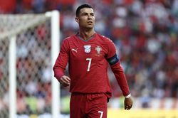 Câu nói của Carragher lại ám ảnh Ronaldo
