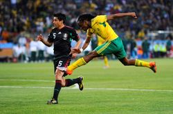 Người ghi bàn mở màn World Cup 2010 giờ ra sao?