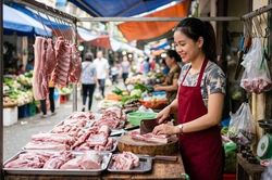 Giá heo hơi hôm nay 11.6: Nguồn cung tăng mạnh, giá giảm sâu tại nhiều nơi