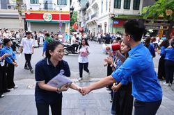 Thanh niên tình nguyện Thủ đô hỗ trợ thí sinh thi tốt nghiệp THPT năm 2026