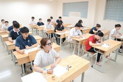 Hình ảnh thí sinh cả nước bước vào Kỳ thi tốt nghiệp THPT 2026