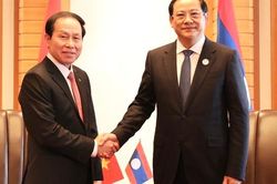 Ph&oacute; Thủ tướng L&ecirc; Tiến Ch&acirc;u gặp Thủ tướng L&agrave;o Sonexay Siphandone
